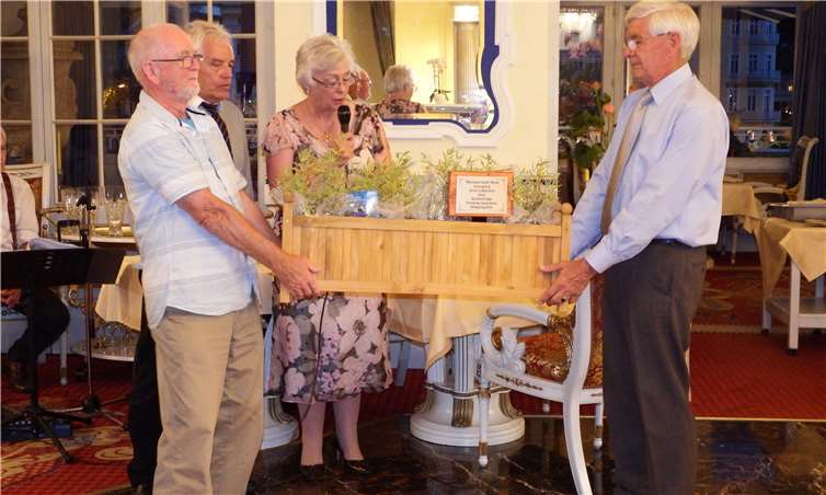 Als Gastgeschenk erhielten die Emsern einen bepflanzten hölzernen Blumenkasten. Fotos: privat