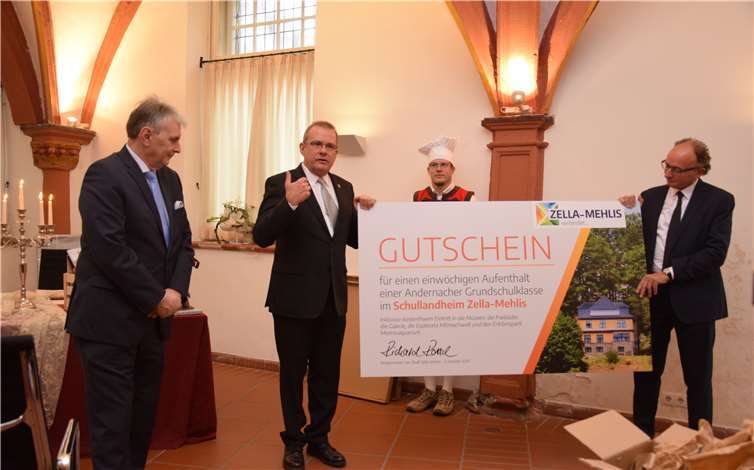 Als Gastgeschenk überreichte Richard Rossel OB Hütten einen Gutschein für einen einwöchigen Aufenthalt einer Andernacher Grundschulklasse im Schullandheim Zella-Mehlis.Fotos: UBU