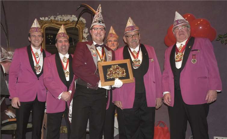 Als Gastgeschenk überreichte die Kölsche Narrengilde ihren eigenen künstlerisch gestalteten Jubiläumsorden als Puzzle in einem handgefertigten Rahmen.