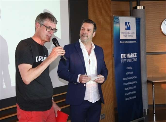 Als Gastreferent zeigte der Bonner Diplom-Statistiker Meinert Jacobsen die strategischen Möglichkeiten der schnellen Analyse massenhafter Daten für die Marketingpraxis auf. Ihn begrüßte MCRM-Präsident Mathias Wollweber.  Godehard Jurascheck