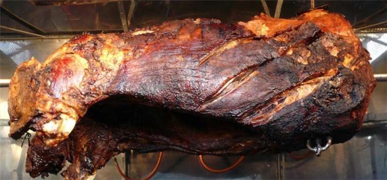 Als Gaumenschmaus wird der vor Ort gebratene Ochse am Spieß serviert.