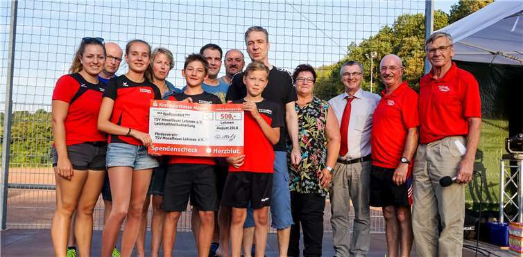 Als Geburtstagsgeschenk erhielt die sehr erfolgreicheLeichtathletikabteilung einen Scheck vom Förderverein.