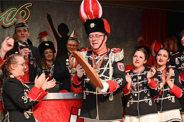 Als Geschenk erhielt Kreiswackes-Träger Frank Neideck einen Orden der KG von 1903 in Eichenholz. 