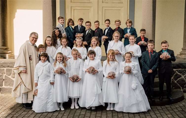Als Geschenk erhielten die Kommunionkinder alle ein Bronzekreuz und einen Laib Brot, welches mit den Gästen geteilt werden sollte.Zimpfer