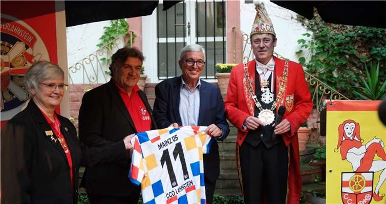 Als Geschenk für das Fastnachtsmuseum konnte Roger Lewentz beim Bundesligisten FSV Mainz 05 das letzte Karnevalstrikot ergattern.