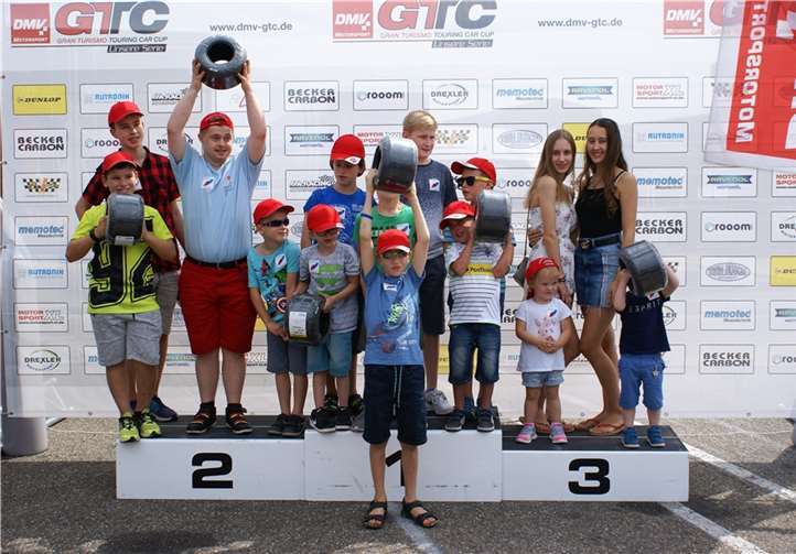 Als Geschenk gab es für die Kinder Minislikreifen.