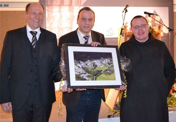 Als Geschenk hatte Verbandsbürgermeister Johannes Bell eine Luftaufnahme von Kloster und Hotel mitgebracht.