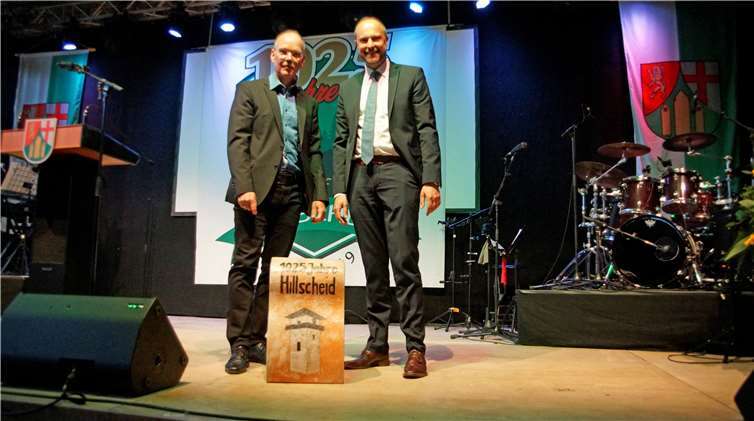 Als Geschenk überreichte VerbandsbürgermeisterThilo Becker zwei Höhrer Hocker an Andreas Rath.