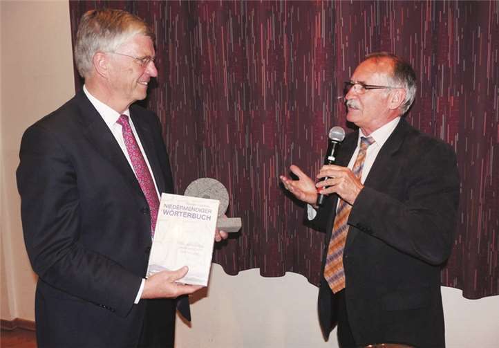 Als Geste des Dankes überreichte der CDU-Stadtverbandsvorsitzende Ernst Einig dem Referenten der Veranstaltung, Dr. Karl Tack, ein Präsent.