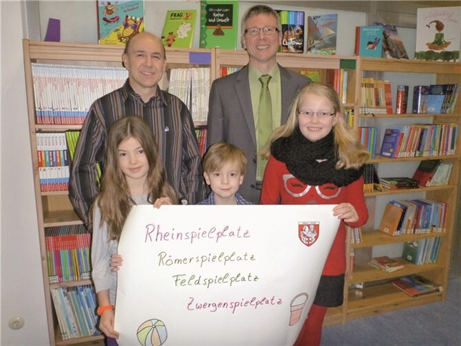 Als Gewinner des Wettbewerbs haben Norbert Bahl und Schulleiter Thomas Rauch Lea Oster und Laura Fetz aus der Klasse 4 und Tobias Hinterseher aus der Klasse 3a ausgezeichnet. privat