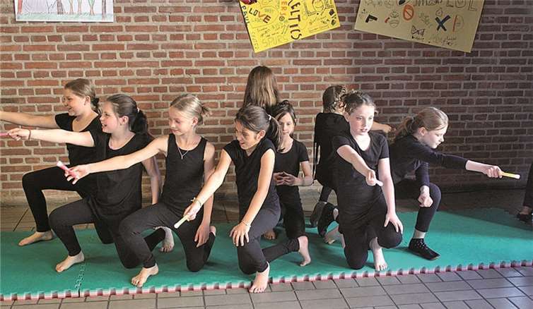 Als „Girls on fire“ präsentierten sich die Gymnastik-Gruppe als die „Acrobatics.“DL