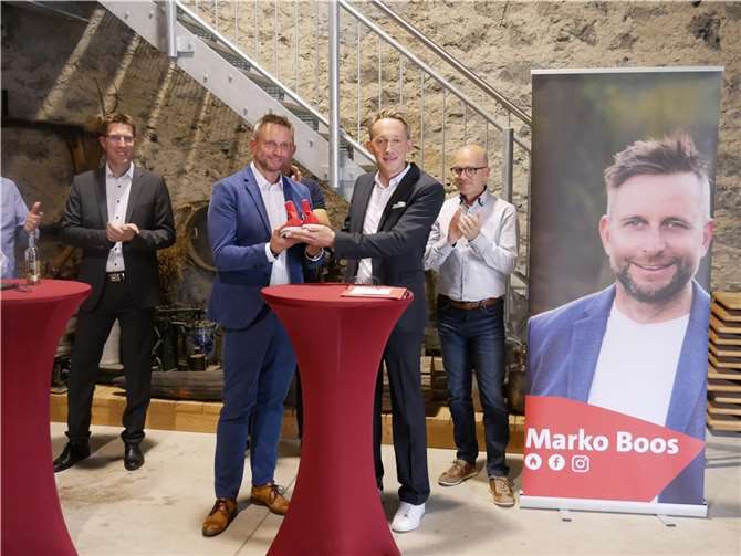 Als Glücksbringer überreichte Marc Ruland Marko Boos (l.) die roten Kult-Sportschuhe, mit denen auch Bürgermeister Christoph Mohr seinen Wahlkampf erfolgreich bestritten hat.  Fotos: KLE
