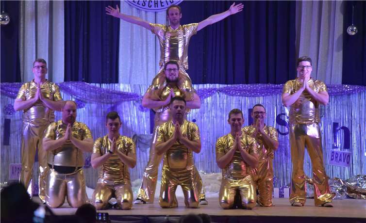 Als „Golden Girls“ tanzten die Männer des Möhne-Clubs.