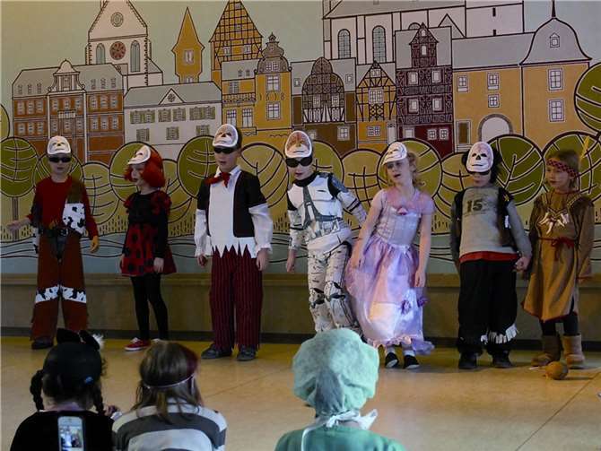 Als "Gorillas" mit Sonnenbrille eroberte die erste Klasse der Grundschule die Bühne.