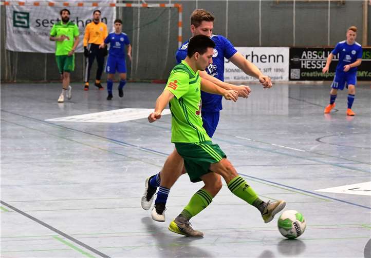 Als Hallenspezialist hat sich Björn Gilles entpuppt. Hier deckt er den Ball geschickt vor dem Andernacher Jan Hawel ab.