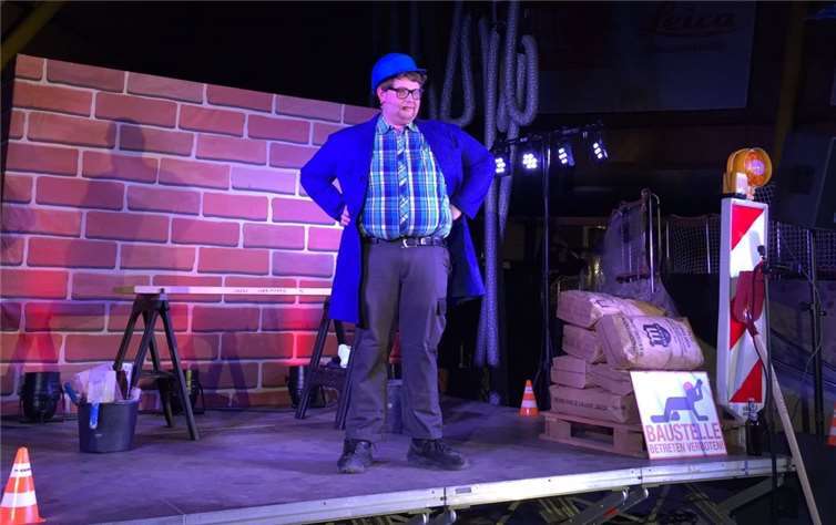 Als Handwerker Peters begeistert der Satiriker Kai Kramosta das Publikum mit viel Wortwitz. privat