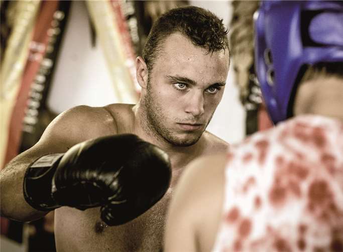 Als Handwerker und Sportler erfolgreich: Box-Weltmeister und Stuckateur Dennis Ronert aus Koblenz.P!ELmedia