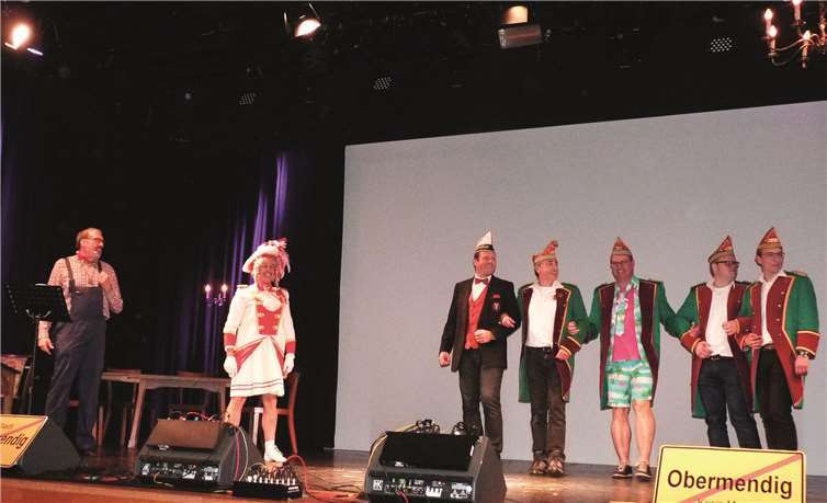 Als Hans-Peter Kranz das Lied vom „Funkemariechen“ anstimmte und die Prinzengardisten den musikalischen Vortrag mit zum Brüllen komischen schauspielerischen Darbietungen untermalten, hätte die Stimmung in der Laacher-See-Halle nicht besser sein können.