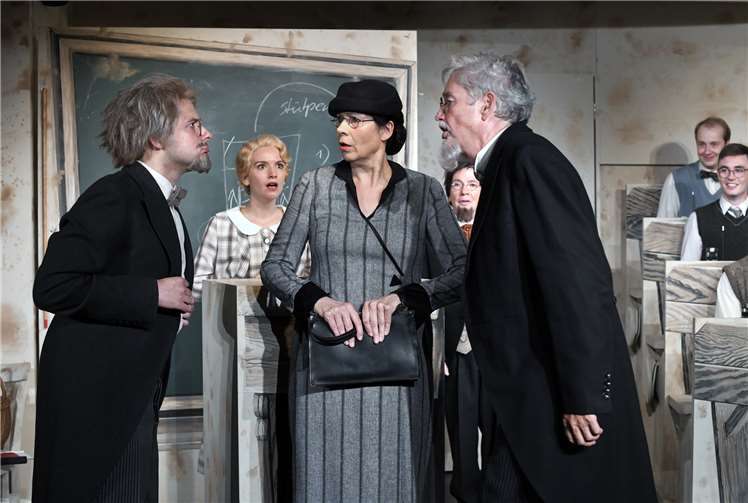 Als Hans Pfeiffer in die Rolle von Prof. Crey schlüpft und die Oberschulrätin vorbeischaut, erreicht das Stück seinen Höhepunkt.