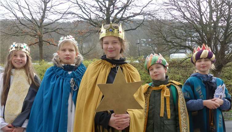 Als Heilige drei Könige mit Gesinde baten auch die Cochemer Sternsinger wieder um eine Spende für bedürftige Kinder.