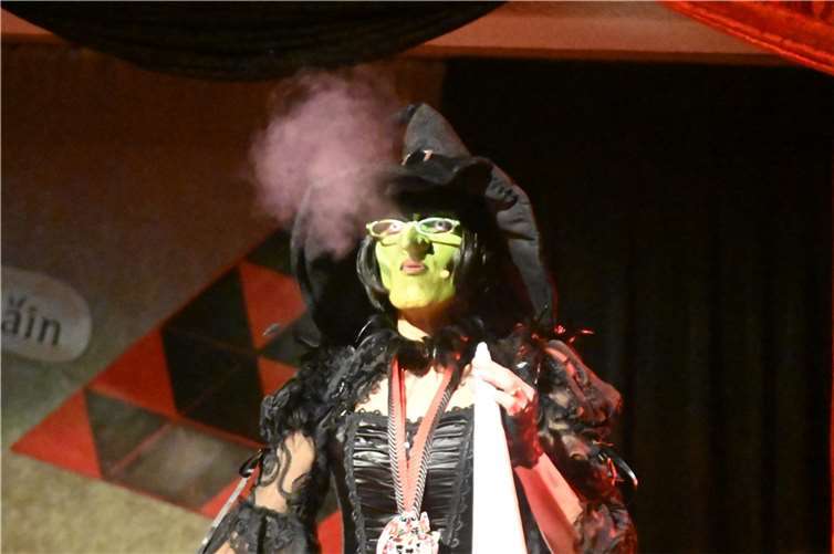 Als „Hex von Mennesch“ legte Annette Tiede den Finger in die Wunde.