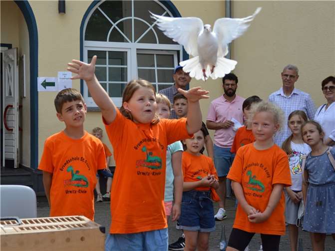 Als Höhepunkt durften gegen Ende des Festes einige Kinder aus dem ersten Schuljahr unter Anleitung von Brieftaubenzüchter Bernhard Niekrawietz 22 Tauben in den Himmel aufsteigen lassen. Foto: privat