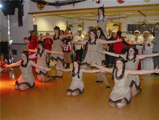 Als Indianer tanzten sich die Unkelbacher Ladys der RWF Unkelbach, trainiert von Mareike Spahn und Susi Paffenholz, in die Herzen der jecken Kinder.