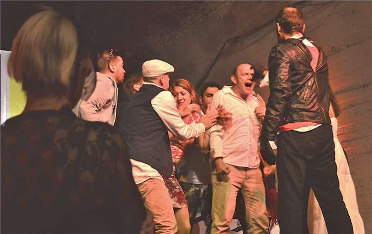 Als Jedermann Buße tut, geht der Teufel (r.), der die Seele schon für sich verbucht hatte, am Ende leer aus.