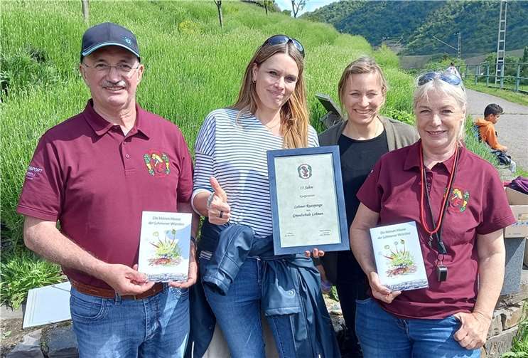 Als Jubiläumsgeschenk erhielt jedes der Schulkinder die Broschüre „Die kleinen Moose der Lehmener Würzlay“ von Sonja Stefic mit von ihr liebevoll und lustig gestalteten Zeichnungen der einzelnen Moosarten. Die Klassenlehrerinnen erhielten dann neben einem kleinen Gastgeschenk eine Urkunde zum 15-jährigen Bestehen der Partnerschaft. Foto: privat