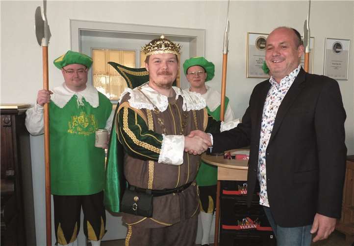 Als Jürgen Mittler dem 2019 gekrönten Bierkönig gratulierte, ahnte noch niemand etwas von der Corona-Pandemie und ihren Folgen.