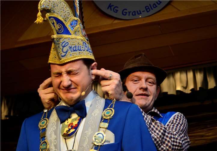 Als Jupp Schmitz machte Büttenredner Martin Staudt sogar mit Sitzungspräsident Abdre Geilen seine Späße.