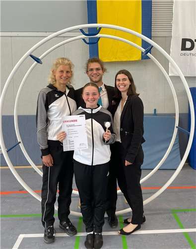 Als Kampfrichter begleiteten Luca Christ und Julia Schuler die junge Sportlerin und unterstützten den Wettkampf mit ihrer Expertise.  Foto: VfL