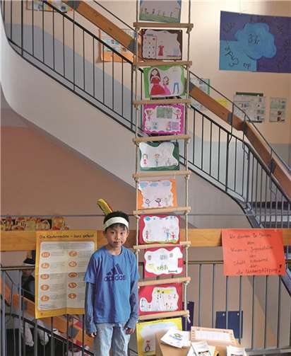 Als Kinderrechtsindianer bastelte die 3b eine Himmelsleiter der Kinderrechte.  Privat