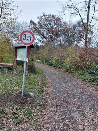 Als Konsequenz aus den Rodungsarbeiten in der Caaner Gemarkung bei der diesjährigen „Holzernte“ sperrt die Gemeinde Caan den Parkplatz zur Grillhütte für Fahrzeuge über 3,5 t tatsächlichen Gewicht.Foto: privat