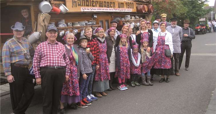 Als Krämer mit einem „Döppewaage“ waren die Heeger in diesem Jahr beim Umzug beim Weinfest in Dattenberg unterwegs. privat
