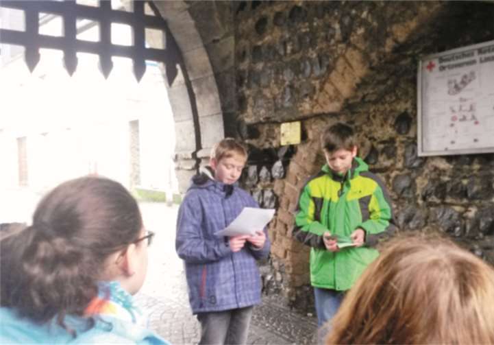 Als Lehrer berichten Sebastian Ronken und Luca Jenichen über die Befestigung der mittelalterlichen Stadt Linz.