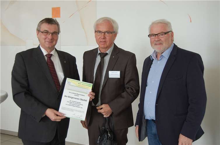 Als „Leuchtturmprojekt“ wurde der Bürgerverein Oberfell (in der Mitte der Vorsitzende Gottfried Thelen, rechts Ortsbürgermeister René Henric) von Landrat Dr. Alexander Saftig mit einer Urkunde bedacht.