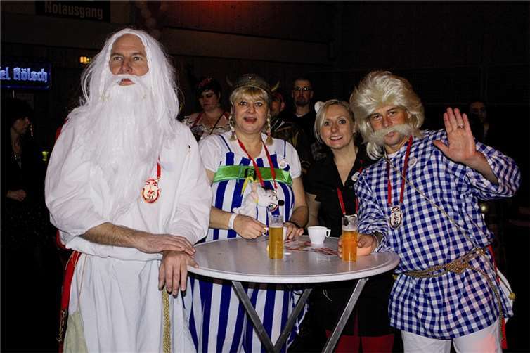 Als Macho-Macho-Men begeisterte das Männerballett der Gastgeber vor allem die weiblichen Frühschoppen-Gäste.