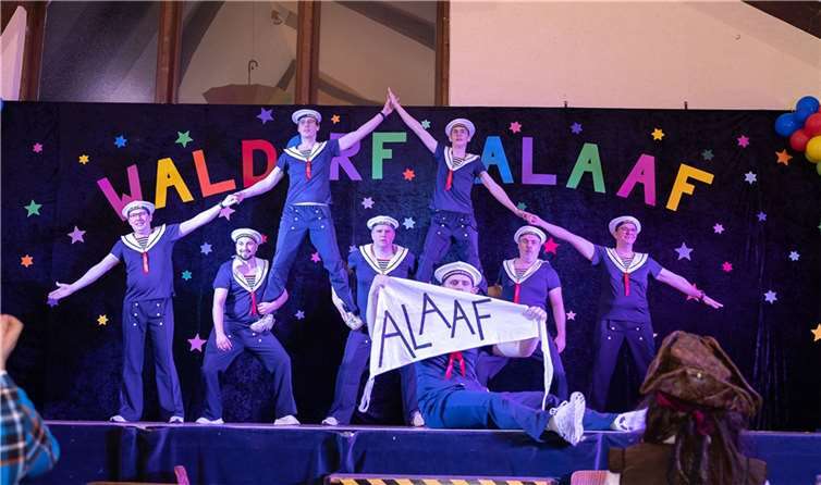 Waldorfer Karnevalisten begeistern Besucher mit tollem Programm Als Matrosen begeisterte Männerballett der AG Stenz mit ihrem Tanz „Wellerman“ die Besucher.