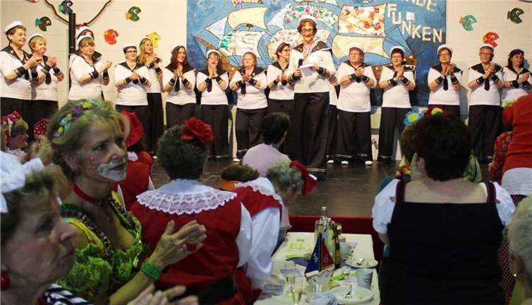 Als Matrosen stellte Kapitän Bettina Acker die Funken sprühenden Möhnen vor.