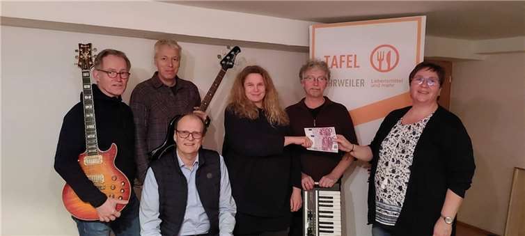 Als Mitarbeiterin der Ahrweiler Tafel nahm Marie-Luise Witsch im Karweiler Proberaum der Band „Erzeugerabfüllung“ eine Spende von 1000 Euro entgegen. Foto: privat