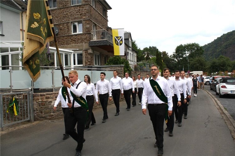 Als Mitgastgeber war auch der örtliche Junggesellenverein beim musikalischen Umzug durch den Ort mit von der Partie.