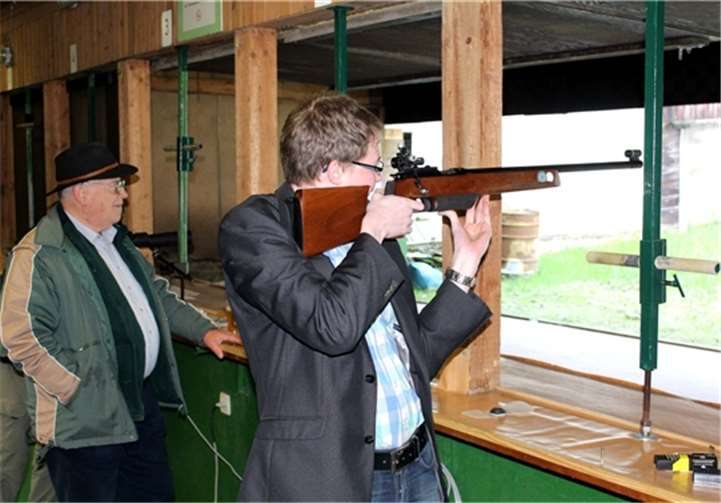 Als Mitglied der Sebastianer-Schützen zielte Dominik Krebs auf die Scheibe. DL