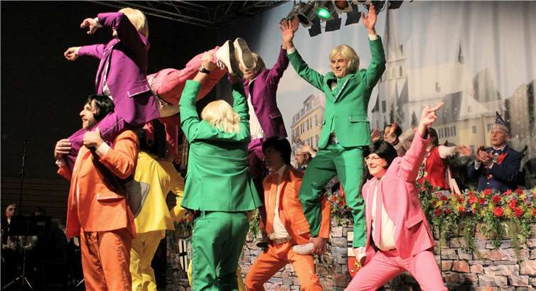 Als Moshammers in grell-bunten Anzügenernteten die „Flying Dancers“ eine Rakete.