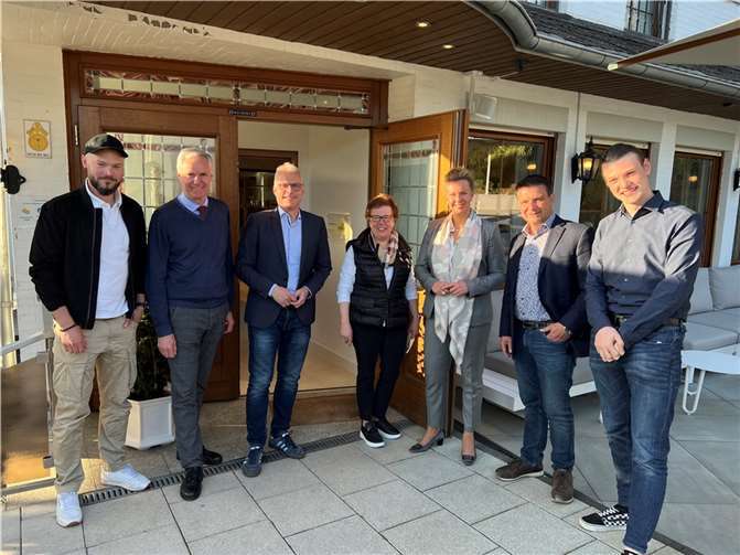 Als Nachfolgerin des jetzigen Ministerpräsidenten Hendrik Wüst ist Ina Brandes seit dem 28. Oktober 2021 Ministerin für Verkehr des Landes Nordrhein-Westfalen. Am Mittwoch, 20. Mai 2022, kam sie zum bereits vierten Mal nach Swisttal, um ein genaues Bild von den Fortschritten des Wiederaufbaus aufzunehmen und aktuelle Verkehrsvorhaben zu erörtern. Foto: privat