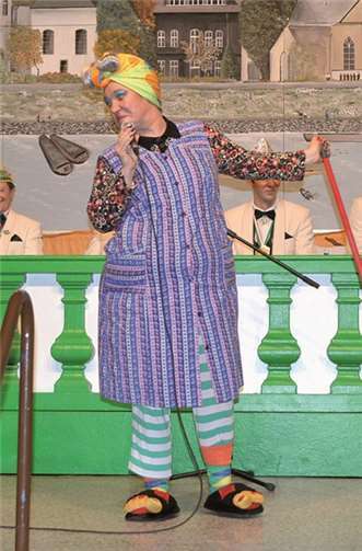 Als „Ne Zugereiste“ amüsierte Achnes Kasulke, die letzte deutschsprachige Putzfrau auf der Autobahn.