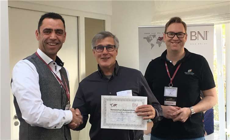Als Netzwerker des Monats wurde Michael Dieringer ausgezeichnet. Dessen Vater Hans-Joachim Dieringer nahm die Urkunde vertretungsweise in Empfang (v.l.n.r.): Markus Wahl, Hans-Joachim Dieringer, Stephan Kindler)