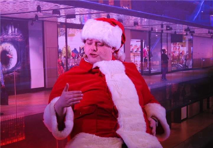 Als Nikolaus erzählte er von der Weihnachtszeit.