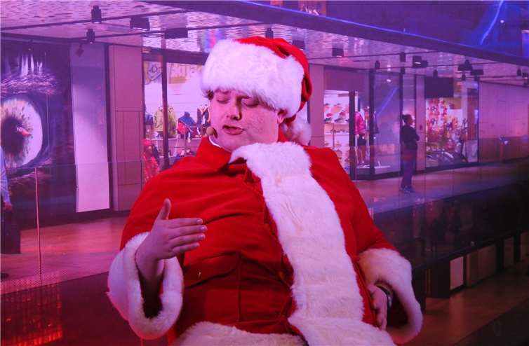 Als Nikolaus erzählte er von der Weihnachtszeit.