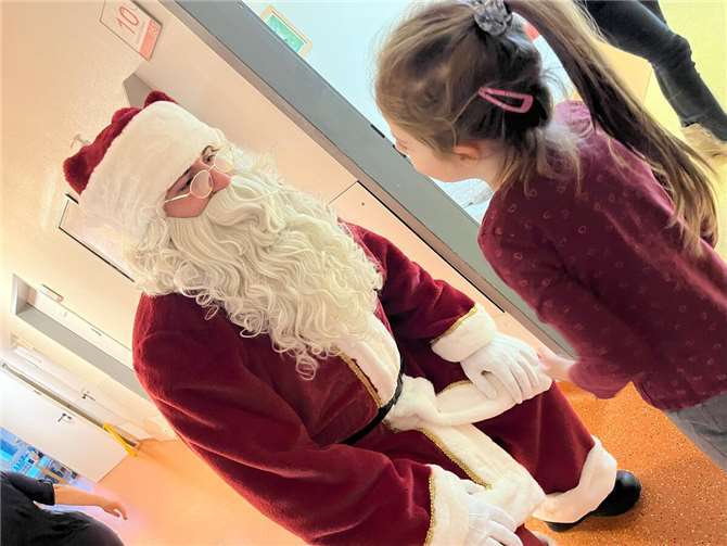 Als Nikolaus verkleidet werden die Geschenke persönlich überreicht.